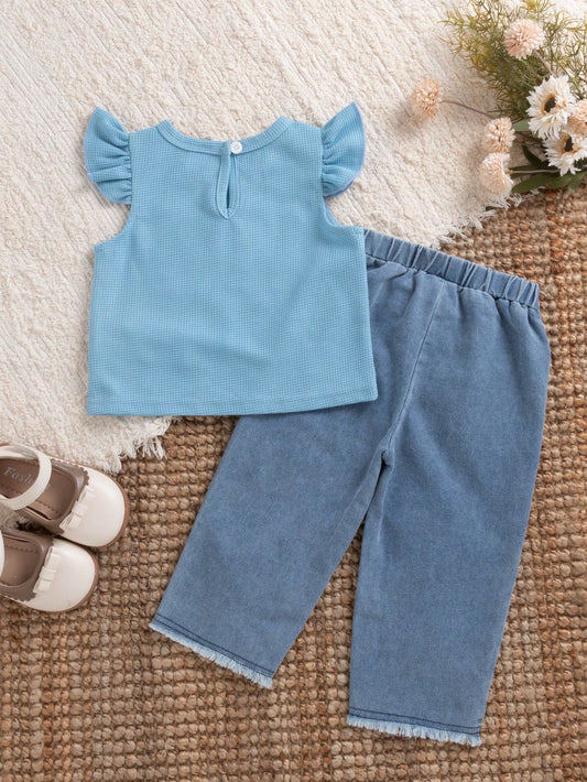 Conjunto celeste para bebé con blusa de textura gofre y pantalón azul de mezclilla, vista posterior.
