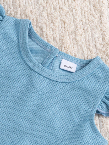 Blusa celeste para bebé con detalle de cuello redondo y tejido de textura tipo gofre.