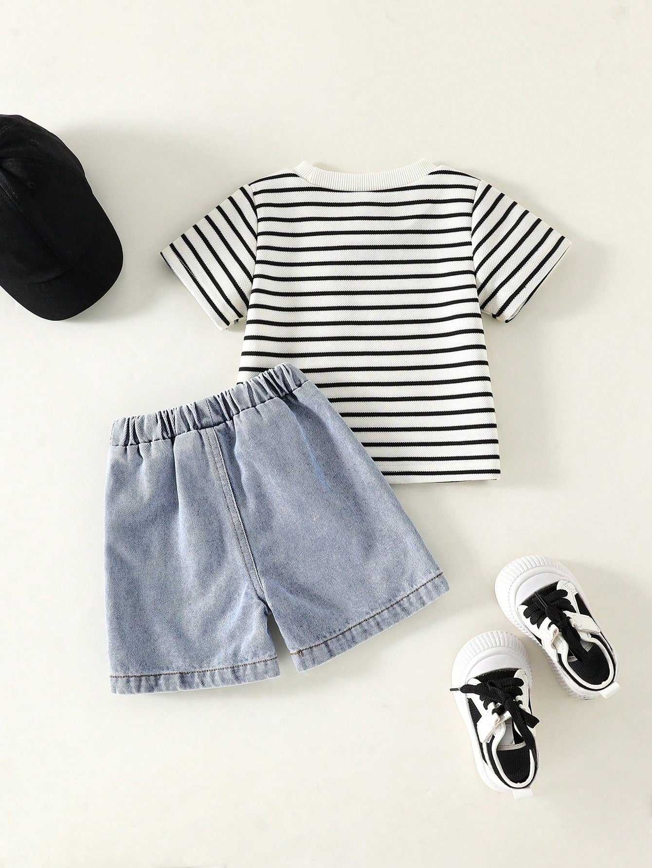 Prenda rayada conjunto para bebe con short azul vista trasera