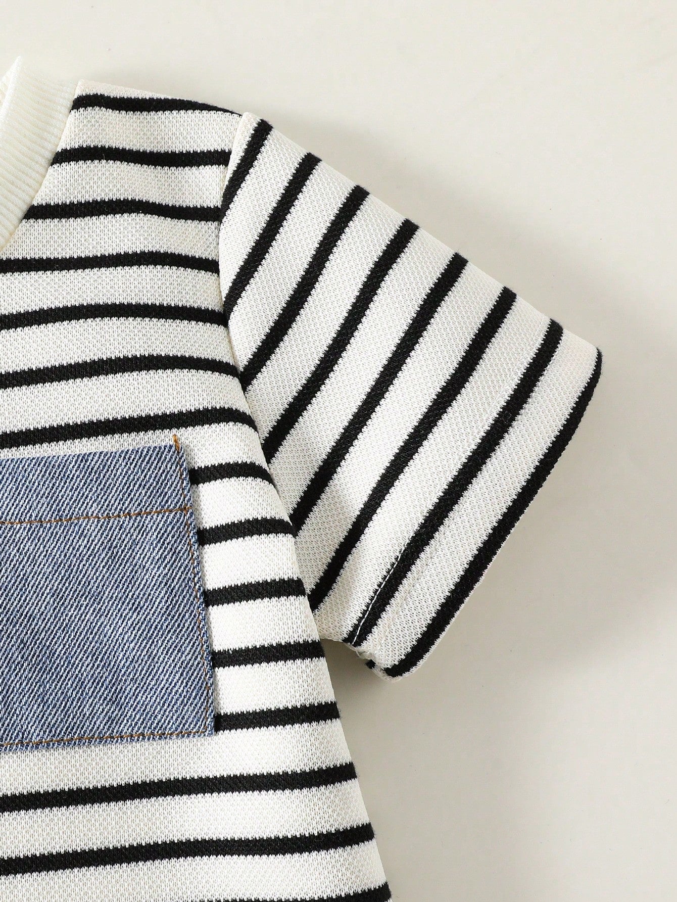 Prenda rayada conjunto para bebe con detalle de bolsillo tipo mezclilla
