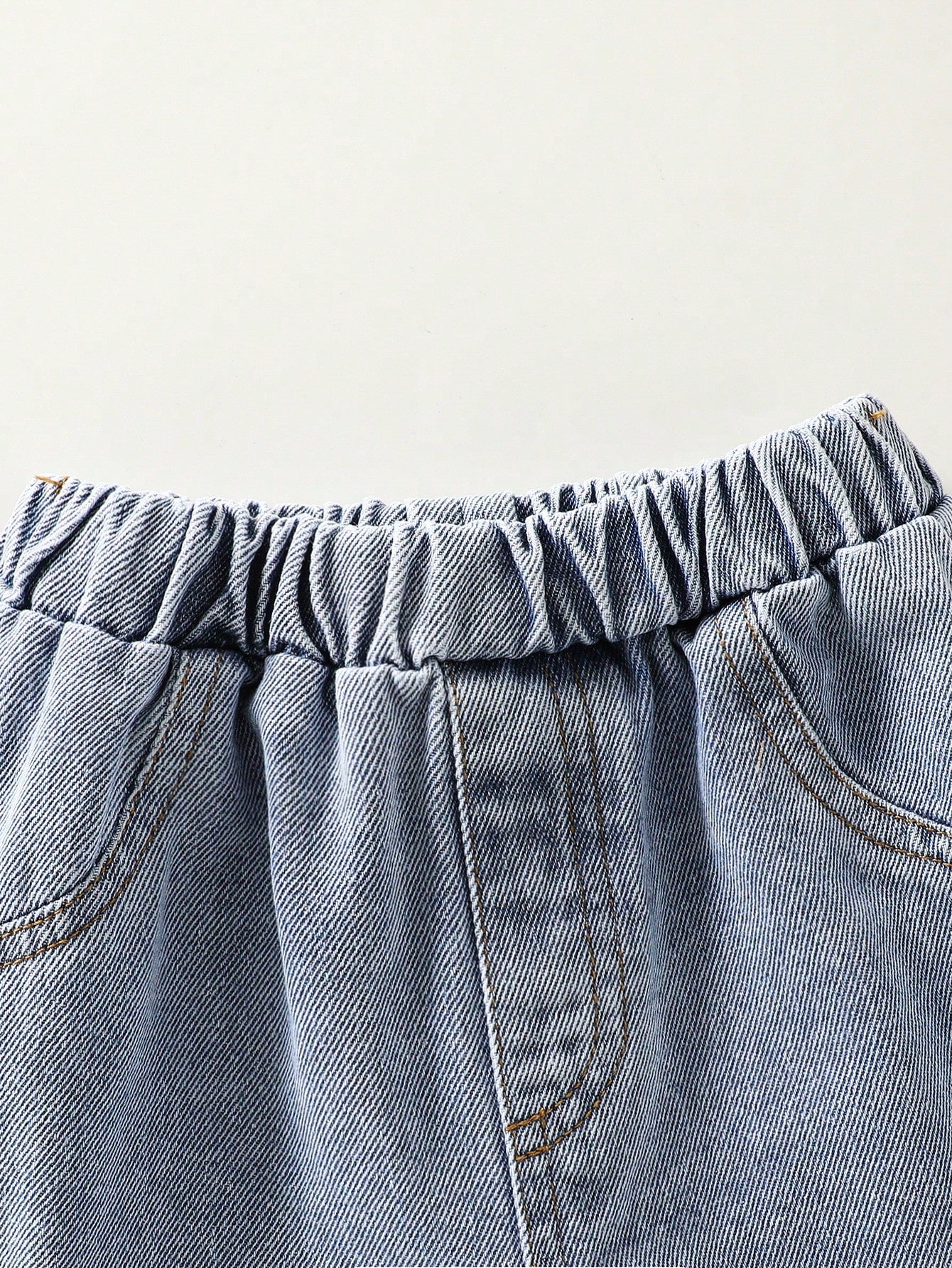 Prenda azul conjunto para bebe con detalle de short de mezclilla y cintura elástica