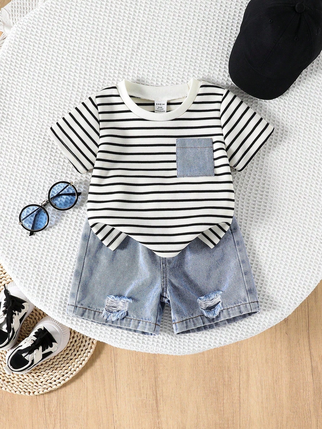 Prenda rayada conjunto para bebe con short de mezclilla vista frontal