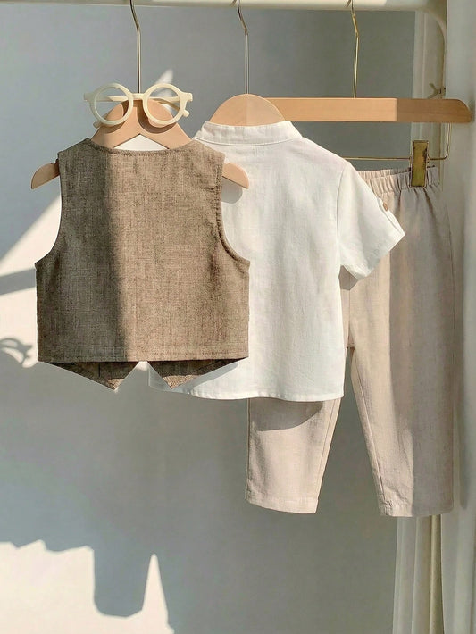 Conjunto beige para bebé con chaleco de espalda lisa, camisa blanca y pantalón largo, vista trasera