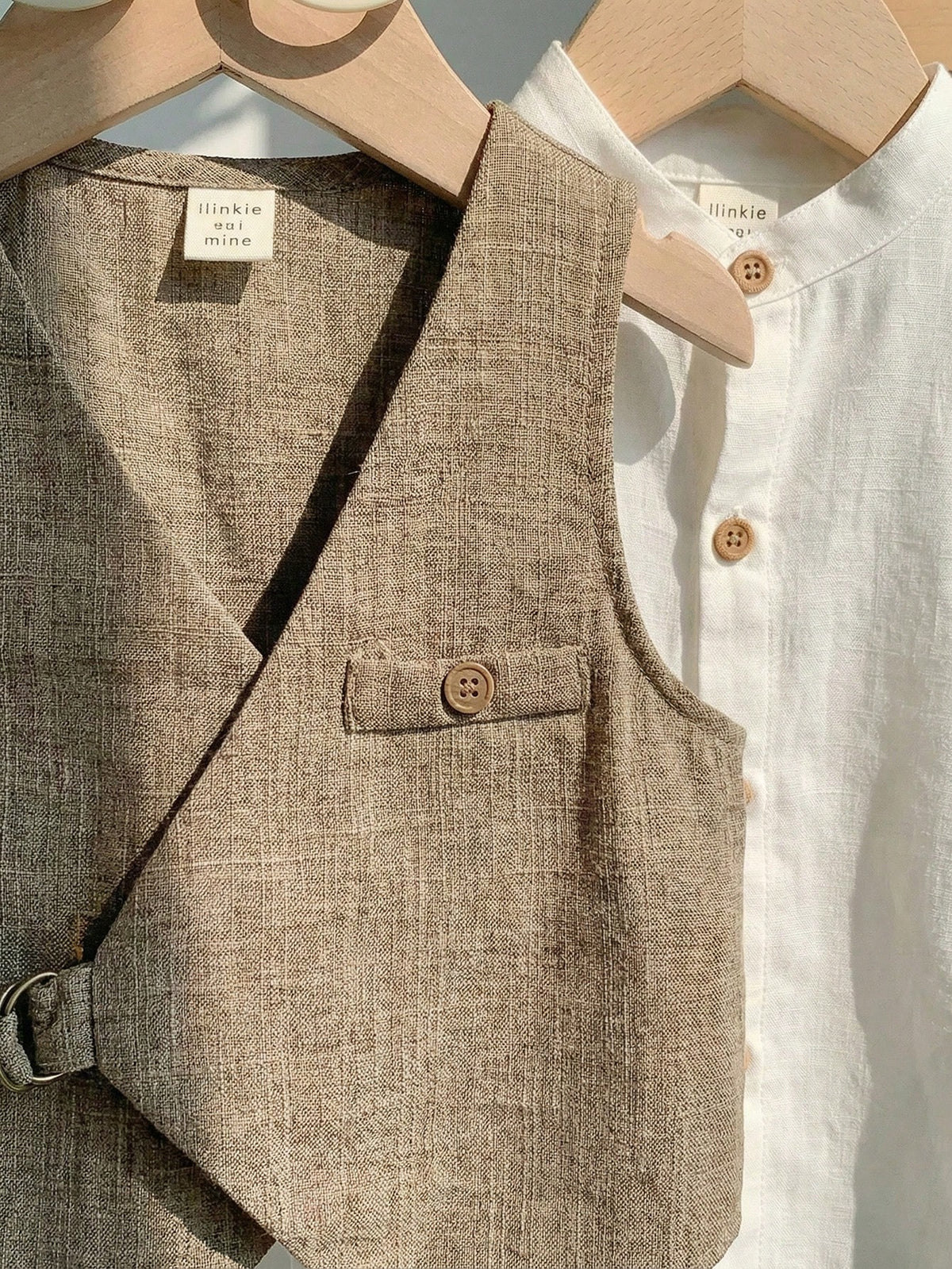 Conjunto beige para bebé con detalle de chaleco asimétrico, bolsillo con botón y camisa de cuello mao