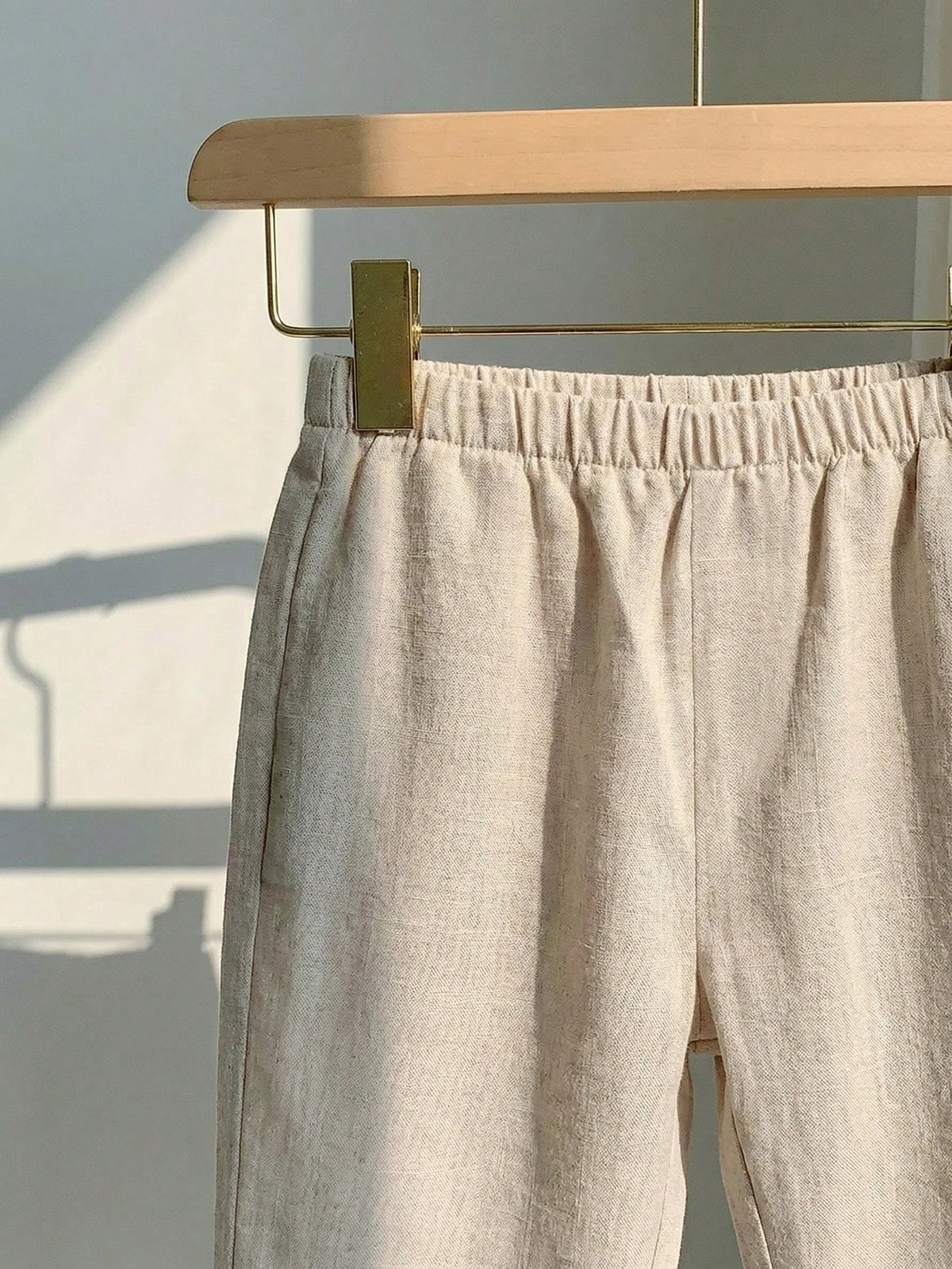 Conjunto beige claro para bebé con detalle de pantalón largo, cintura elástica y acabado texturizado