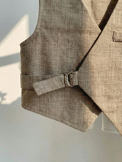 Conjunto beige para bebé con detalle de chaleco cruzado y correa lateral con hebilla metálica