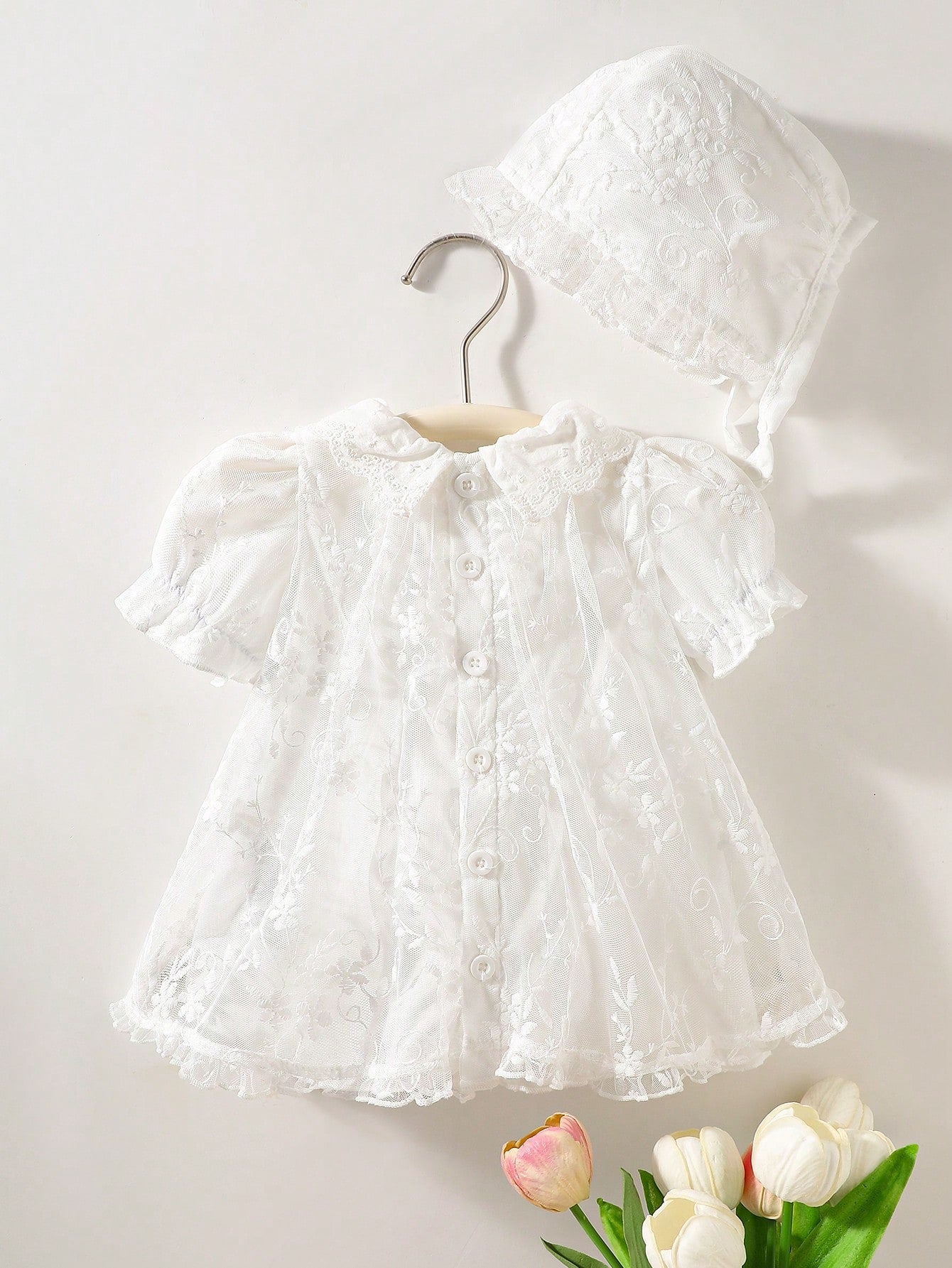 Prenda blanca vestido para bebe vista trasera con botones y gorro a juego