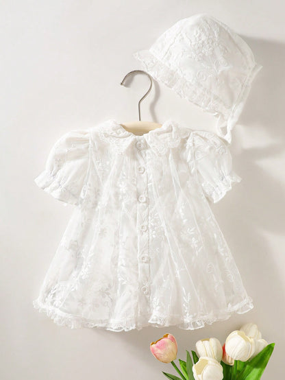 Prenda blanca vestido para bebe vista trasera con botones y gorro a juego