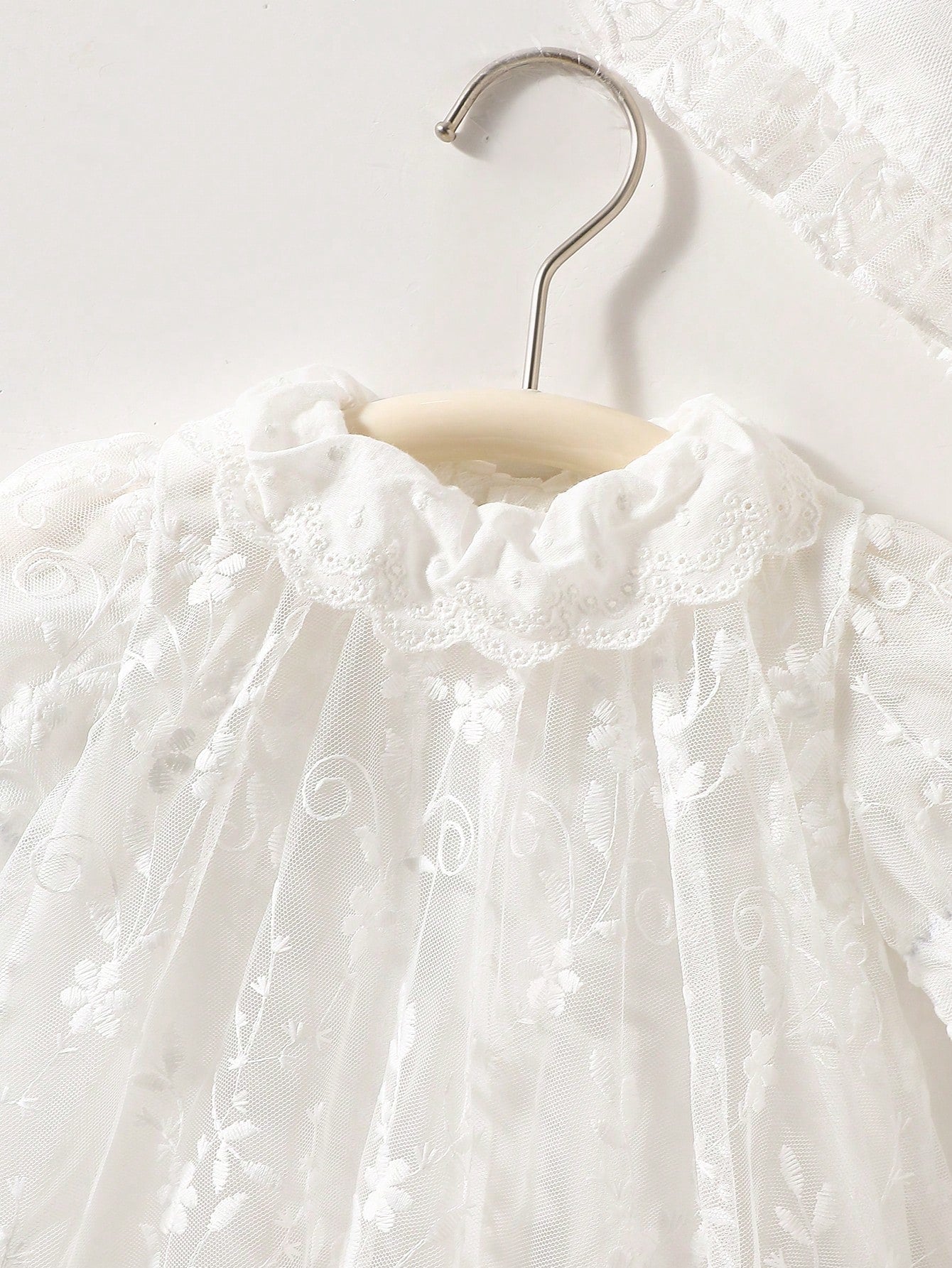 Prenda blanca vestido para bebe detalle de cuello floral y bordado