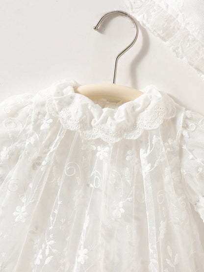 Prenda blanca vestido para bebe detalle de cuello floral y bordado
