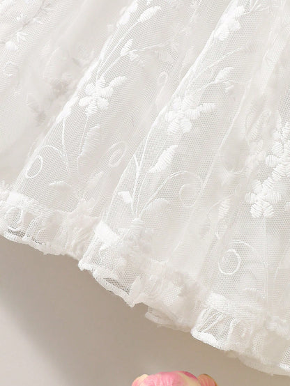 Prenda blanca vestido para bebe detalle de bordado y bajo con encaje