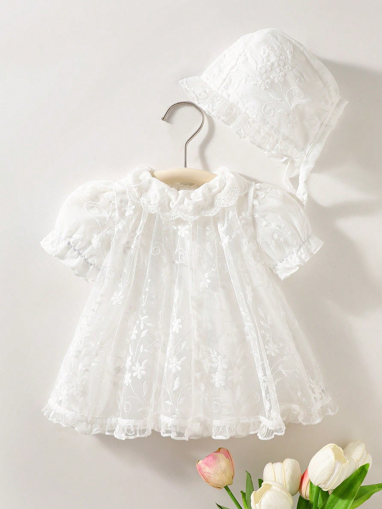 Prenda blanca vestido para bebe vista frontal con gorro de encaje