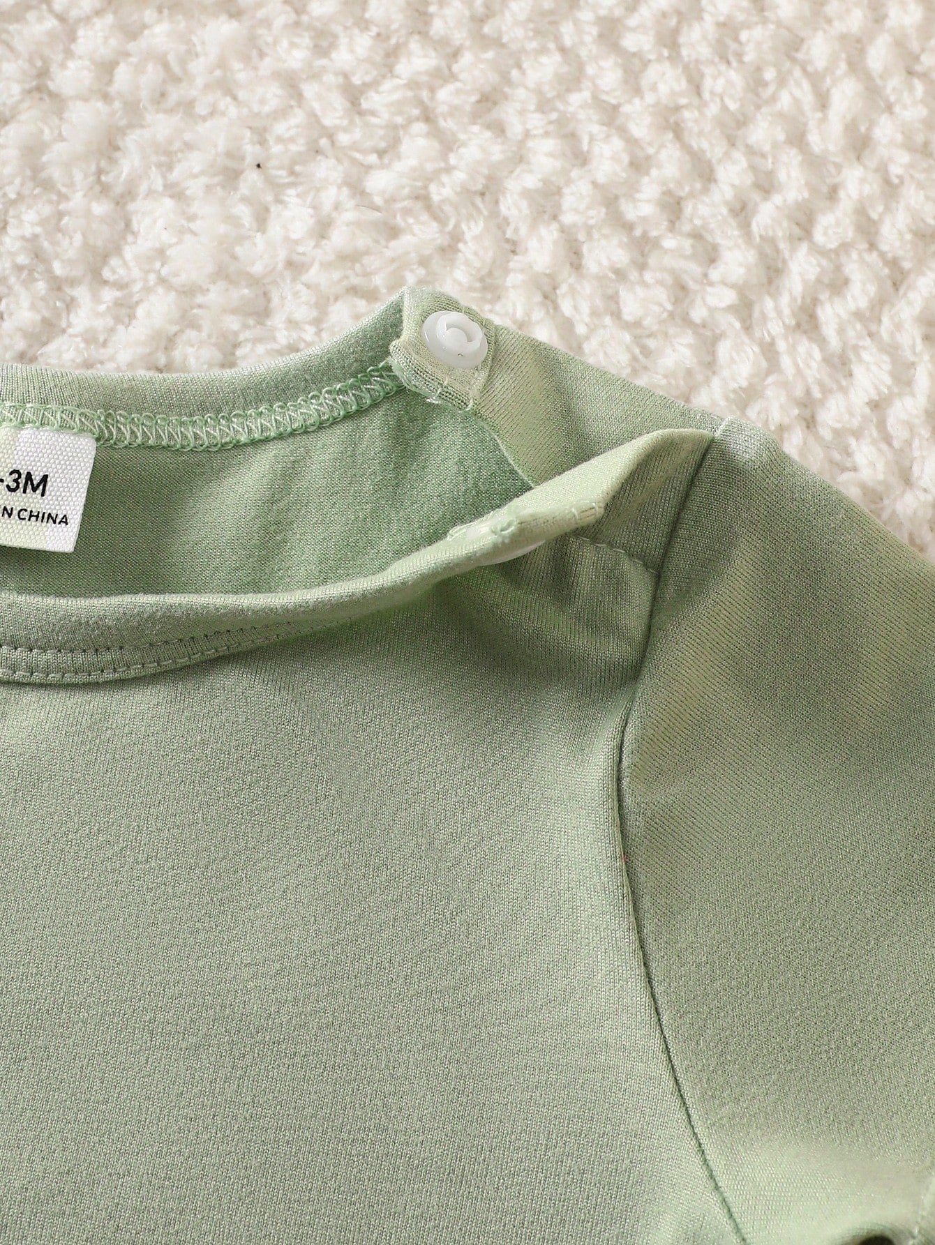 Prenda verde conjunto safari para bebe con detalle de camiseta minimalista