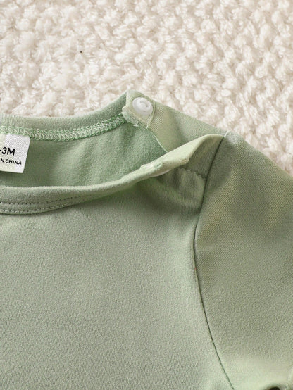 Prenda verde conjunto safari para bebe con detalle de camiseta minimalista