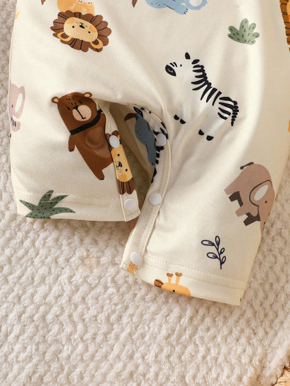 Prenda crema conjunto safari para bebe con detalle de botones inferiores y estampado animal