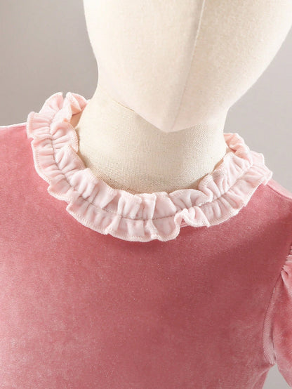 Prenda rosa vestido para bebe detalle del cuello con volantes y acabado aterciopelado