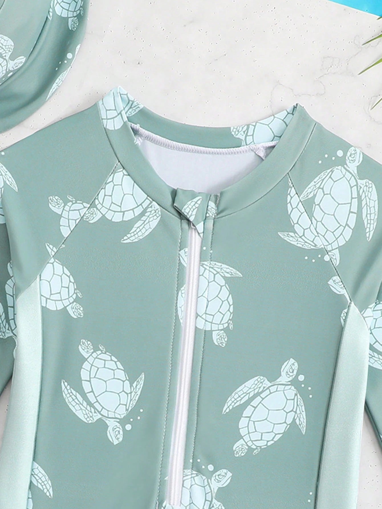 Prenda verde traje de baño para bebe con detalle de cremallera frontal