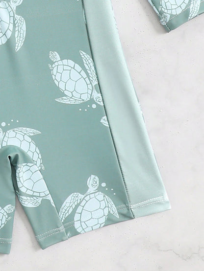 Prenda verde traje de baño para bebe con detalle de costuras y estampado