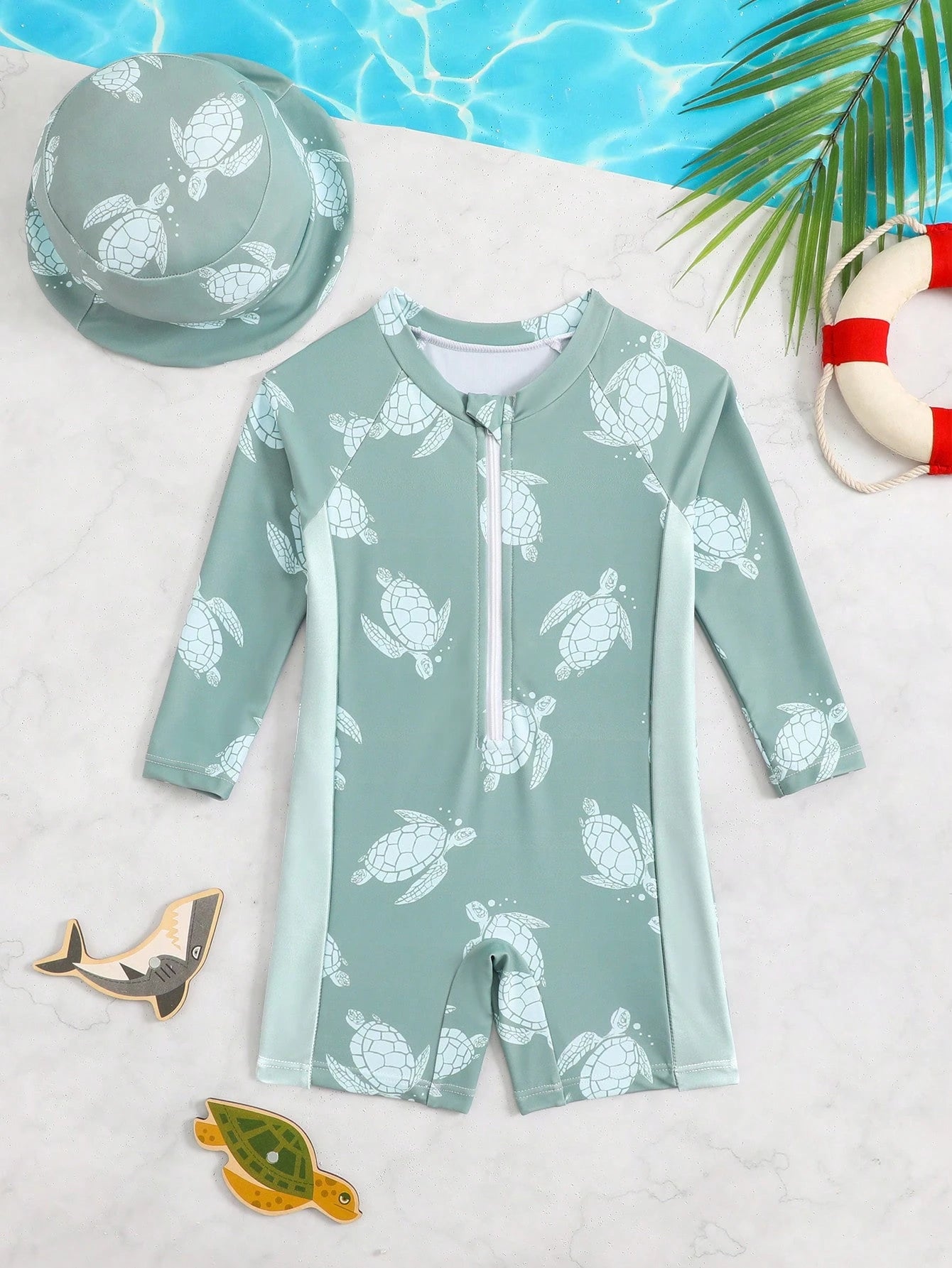 Prenda verde traje de baño para bebe con tortugas y gorro vista frontal