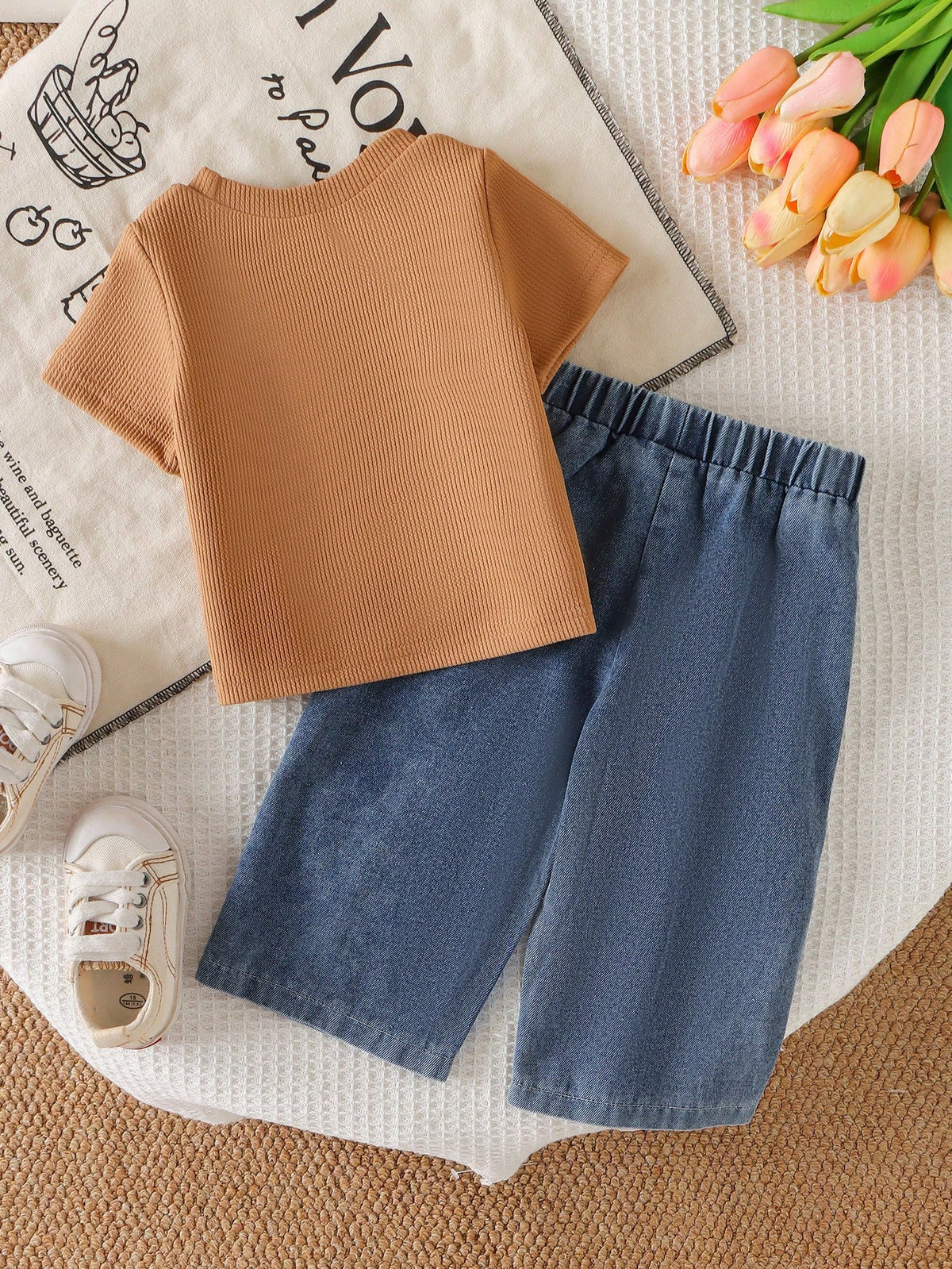 Conjunto caqui y azul para bebé con camiseta de manga corta y pantalón largo de mezclilla, vista posterior.