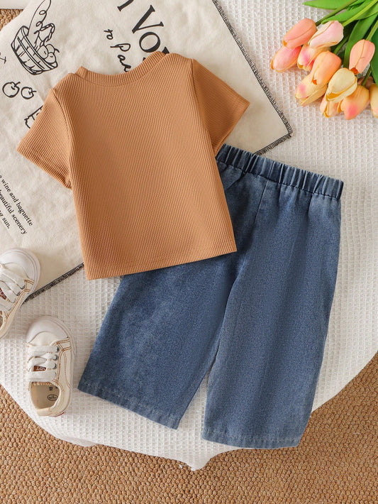 Conjunto caqui y azul para bebé con camiseta de manga corta y pantalón largo de mezclilla, vista posterior.
