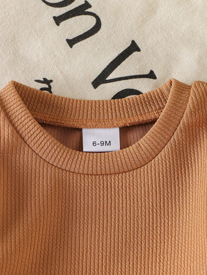Camiseta caqui para bebé con detalle de cuello redondo y tejido acanalado.