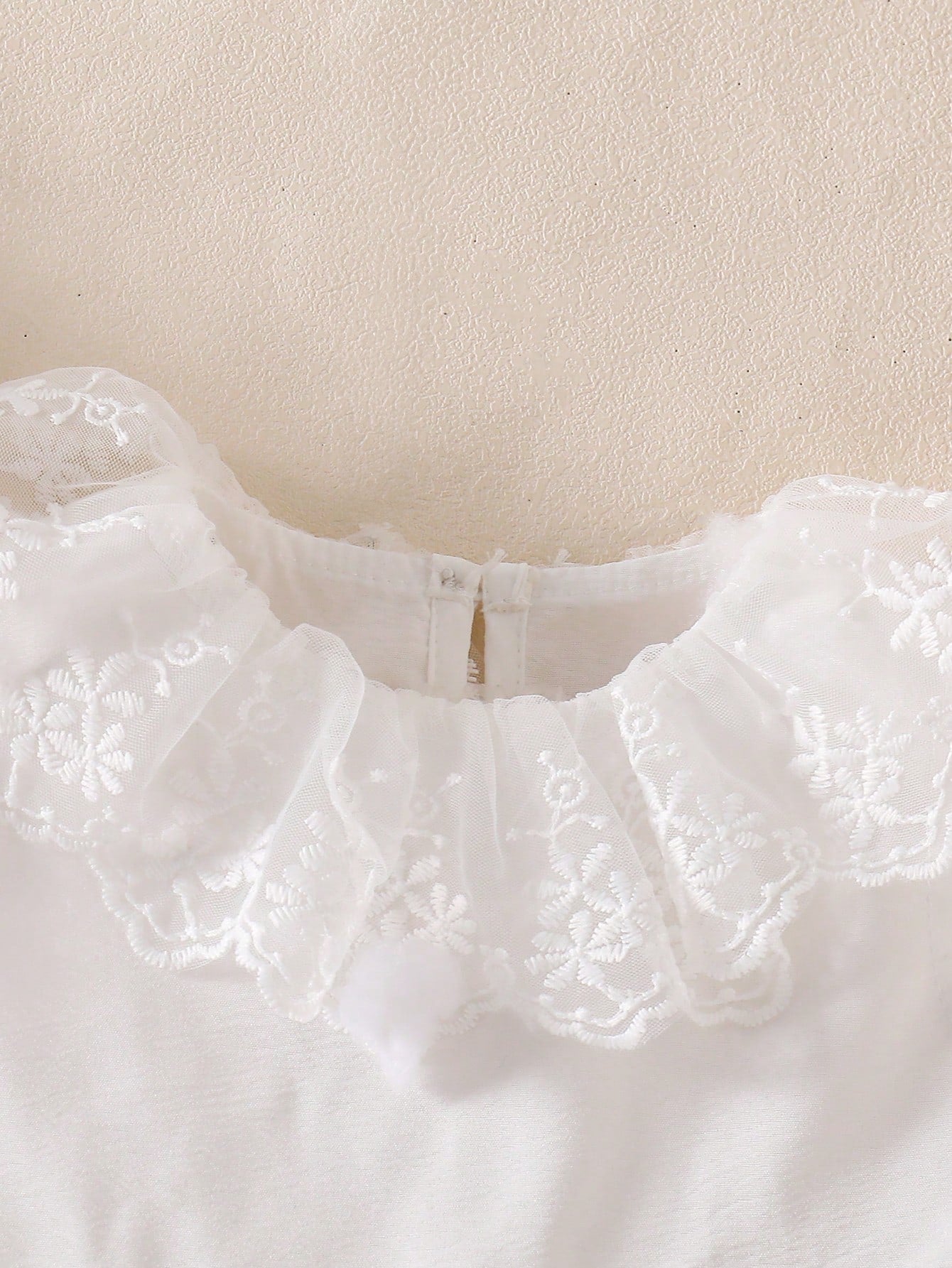 Prenda blanca vestido para bebe detalle del cuello bordado