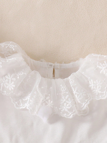 Prenda blanca vestido para bebe detalle del cuello bordado