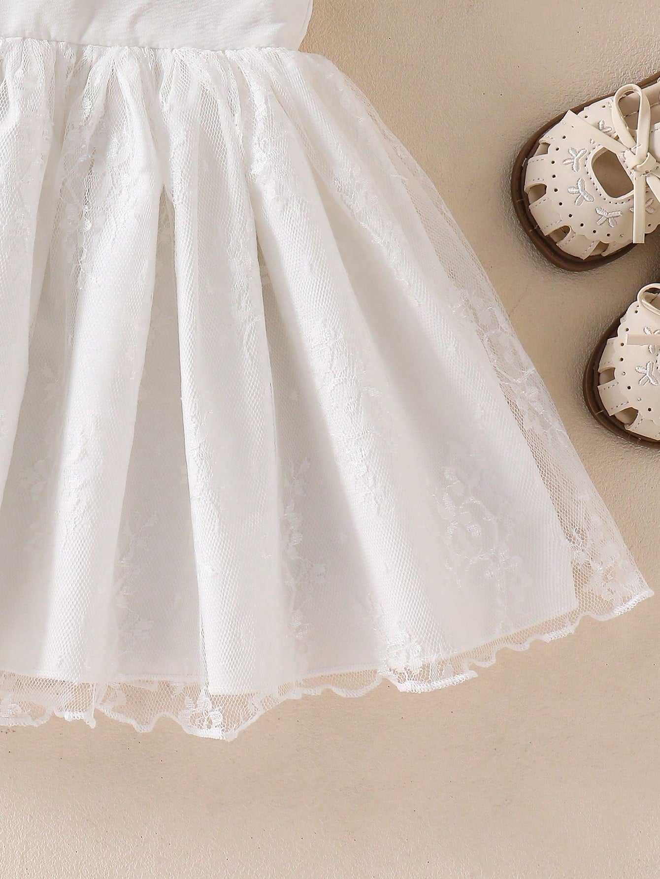 Prenda blanca vestido para bebe detalle de falda con encaje