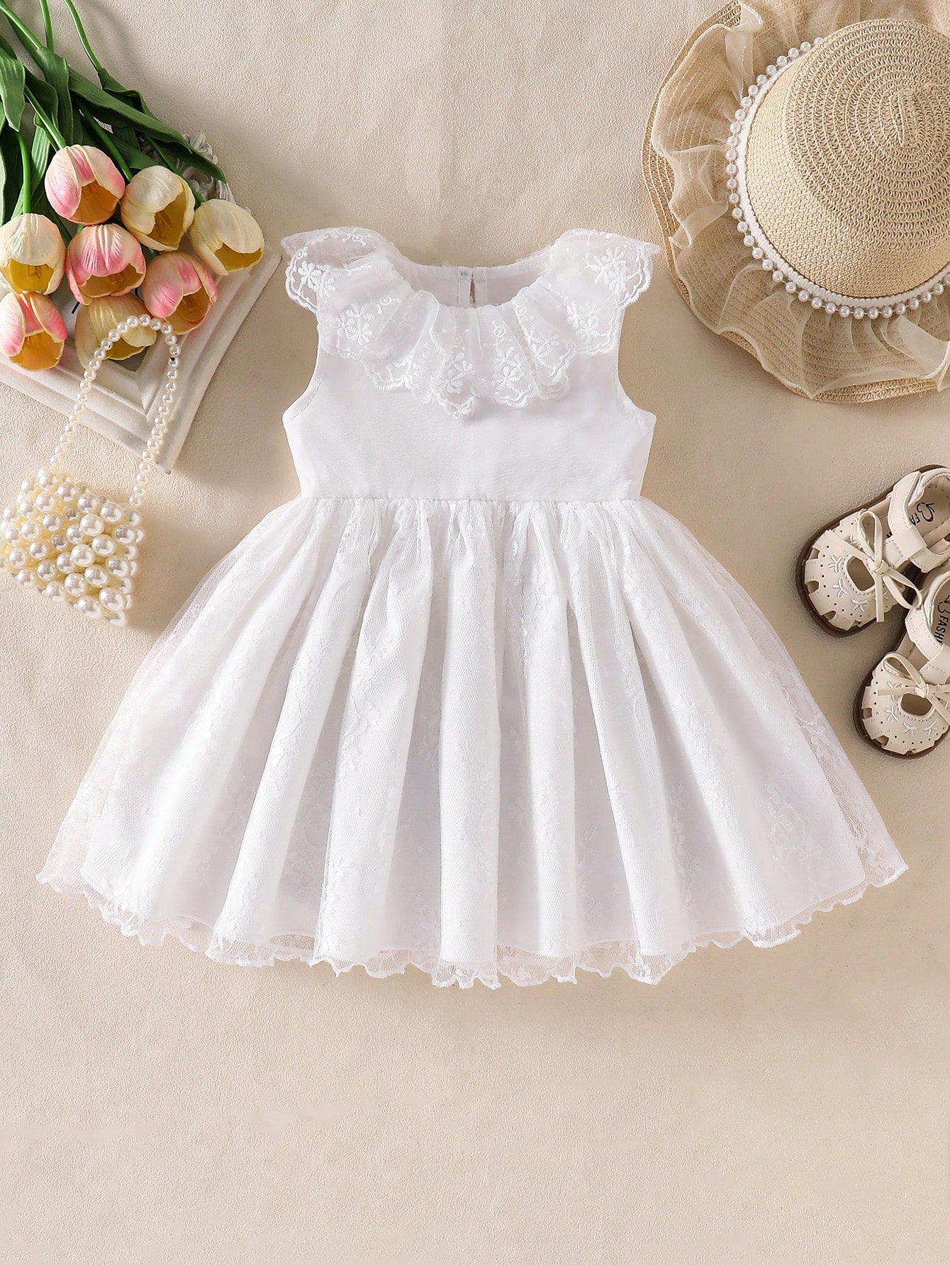Prenda blanca vestido para bebe vista frontal con cuello de encaje