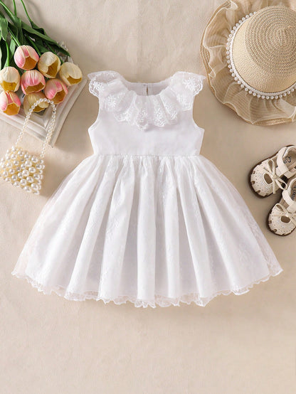 Prenda blanca vestido para bebe vista frontal con cuello de encaje