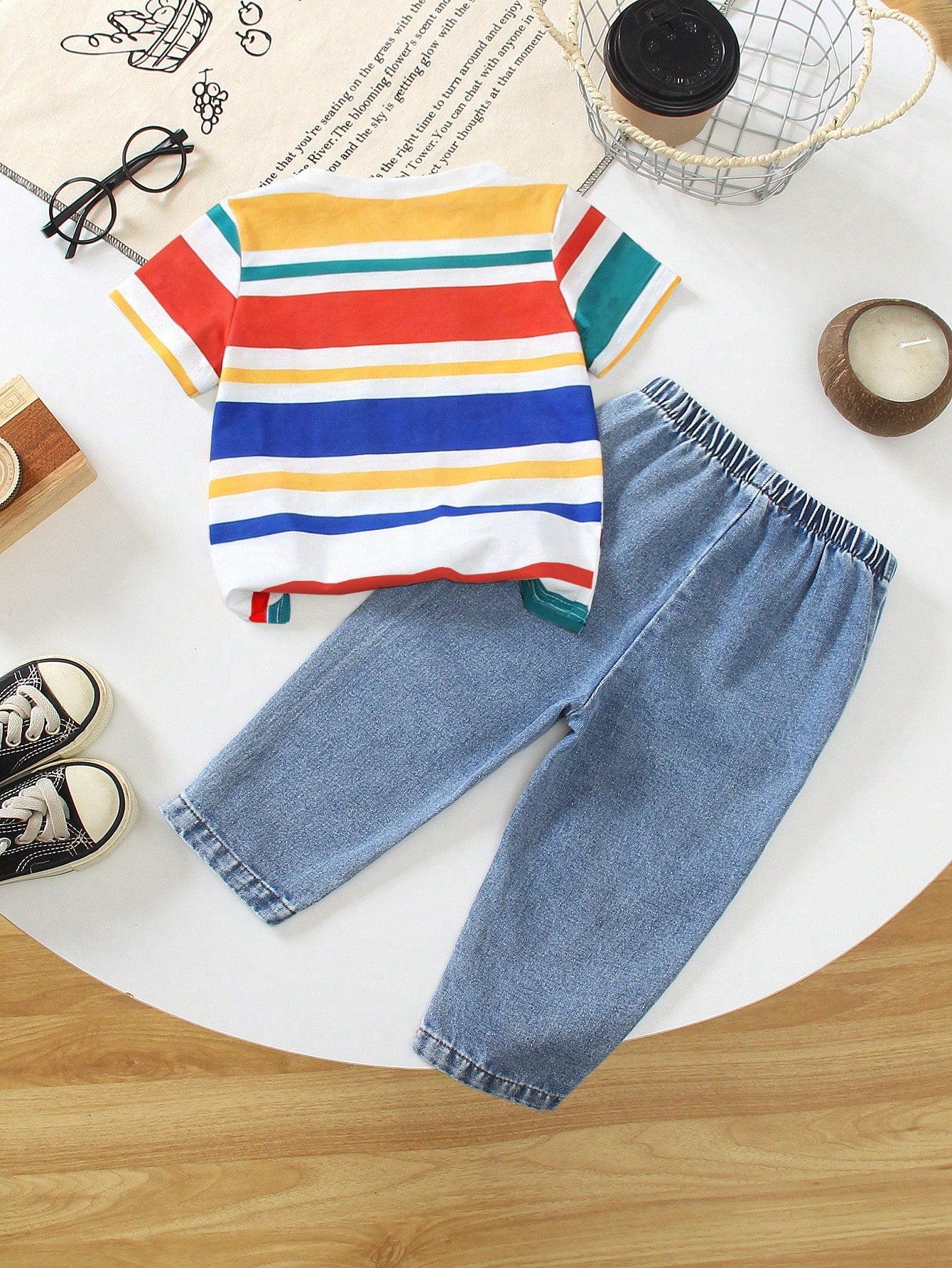 Prenda multicolor conjunto para bebe con camiseta de rayas vista posterior
