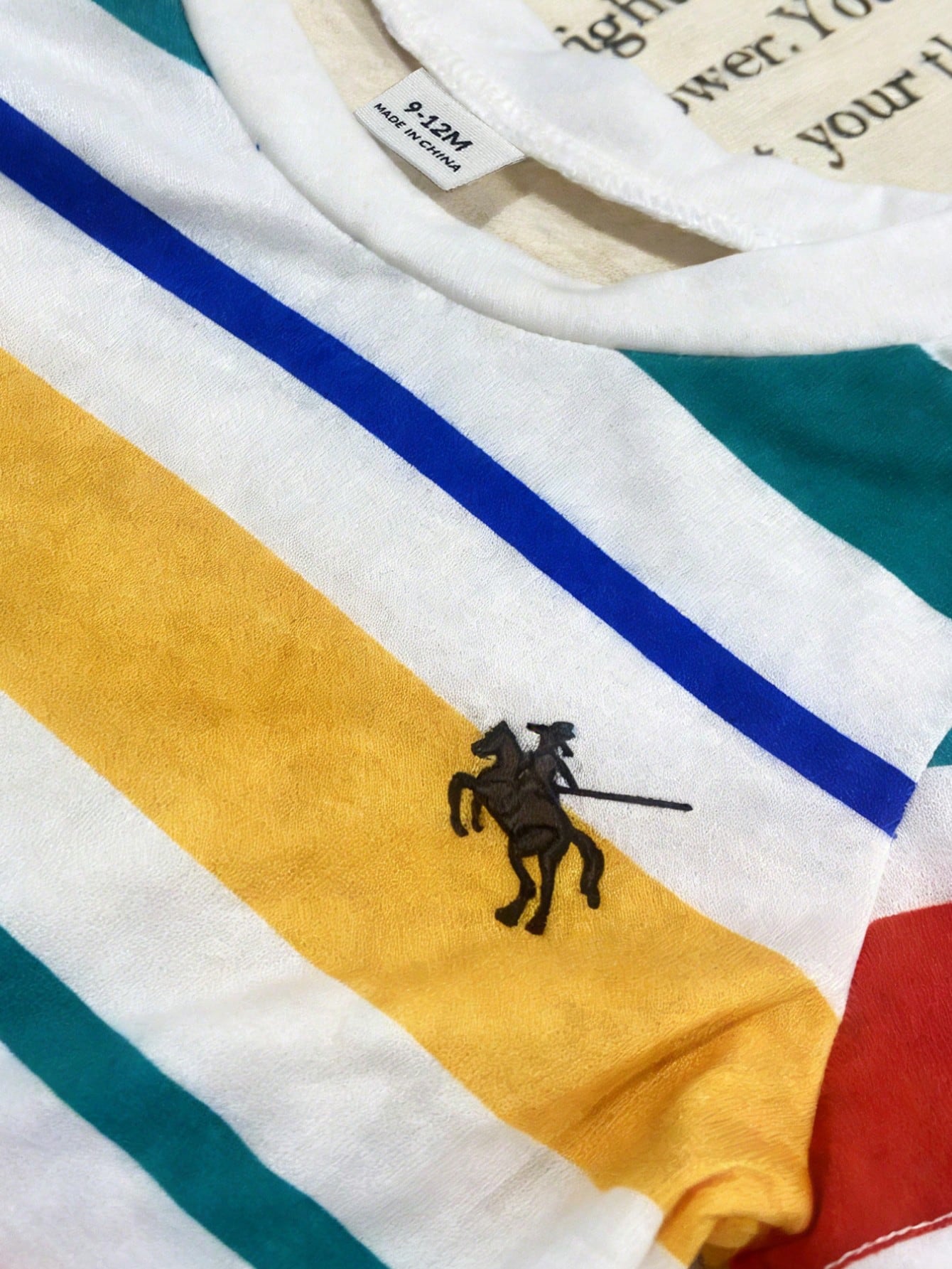 Prenda multicolor conjunto para bebe detalle de bordado en camiseta de rayas
