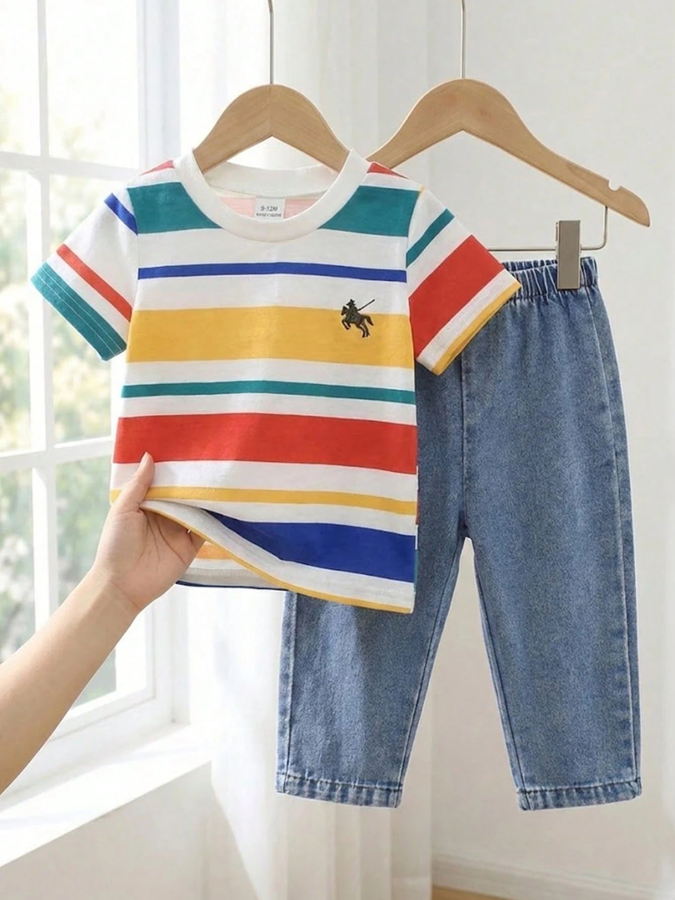 Prenda multicolor conjunto para bebe con camiseta de rayas y pantalón denim vista frontal
