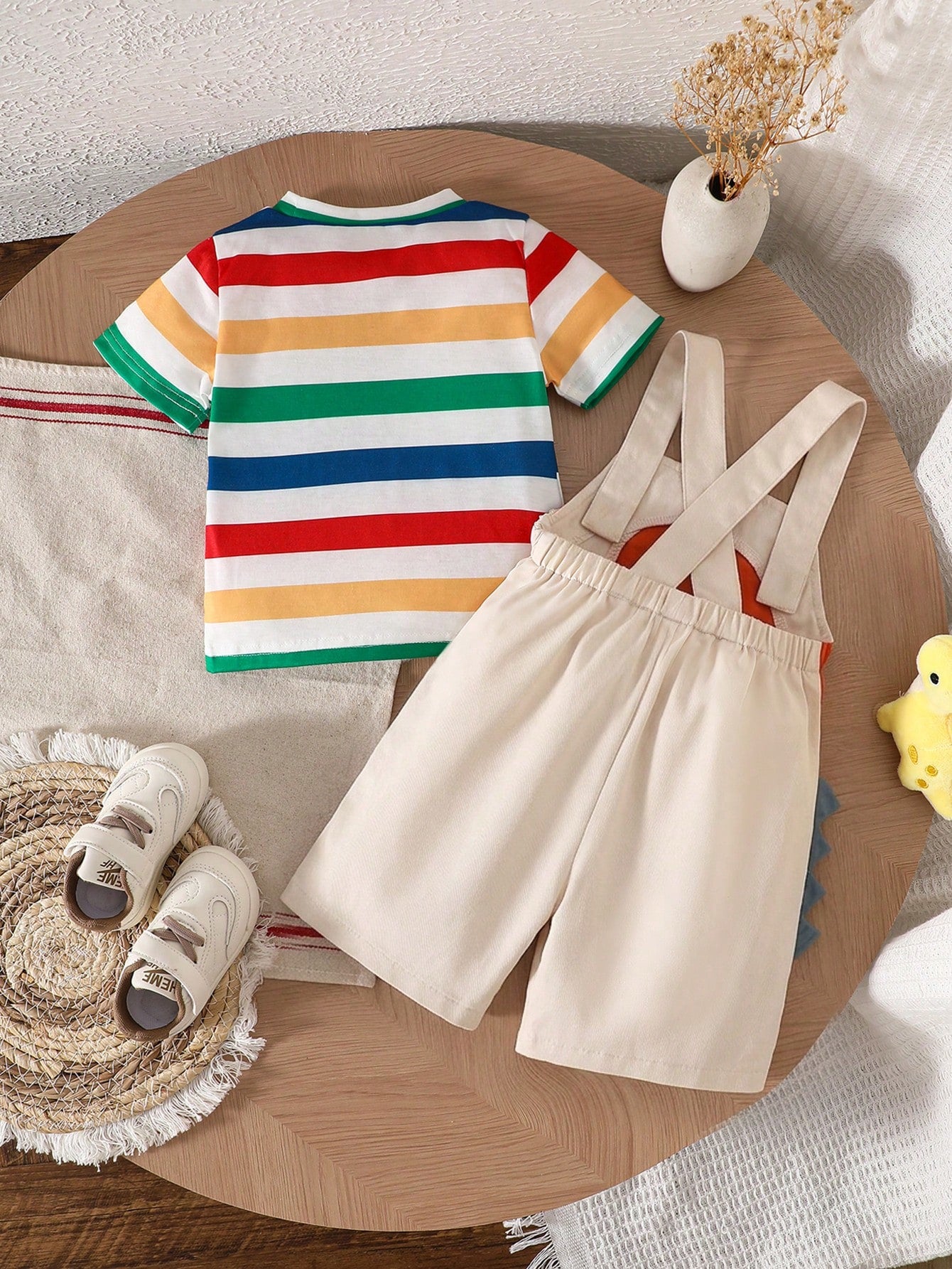 Prenda multicolor conjunto para bebe con camiseta a rayas y peto dinosaurio vista trasera