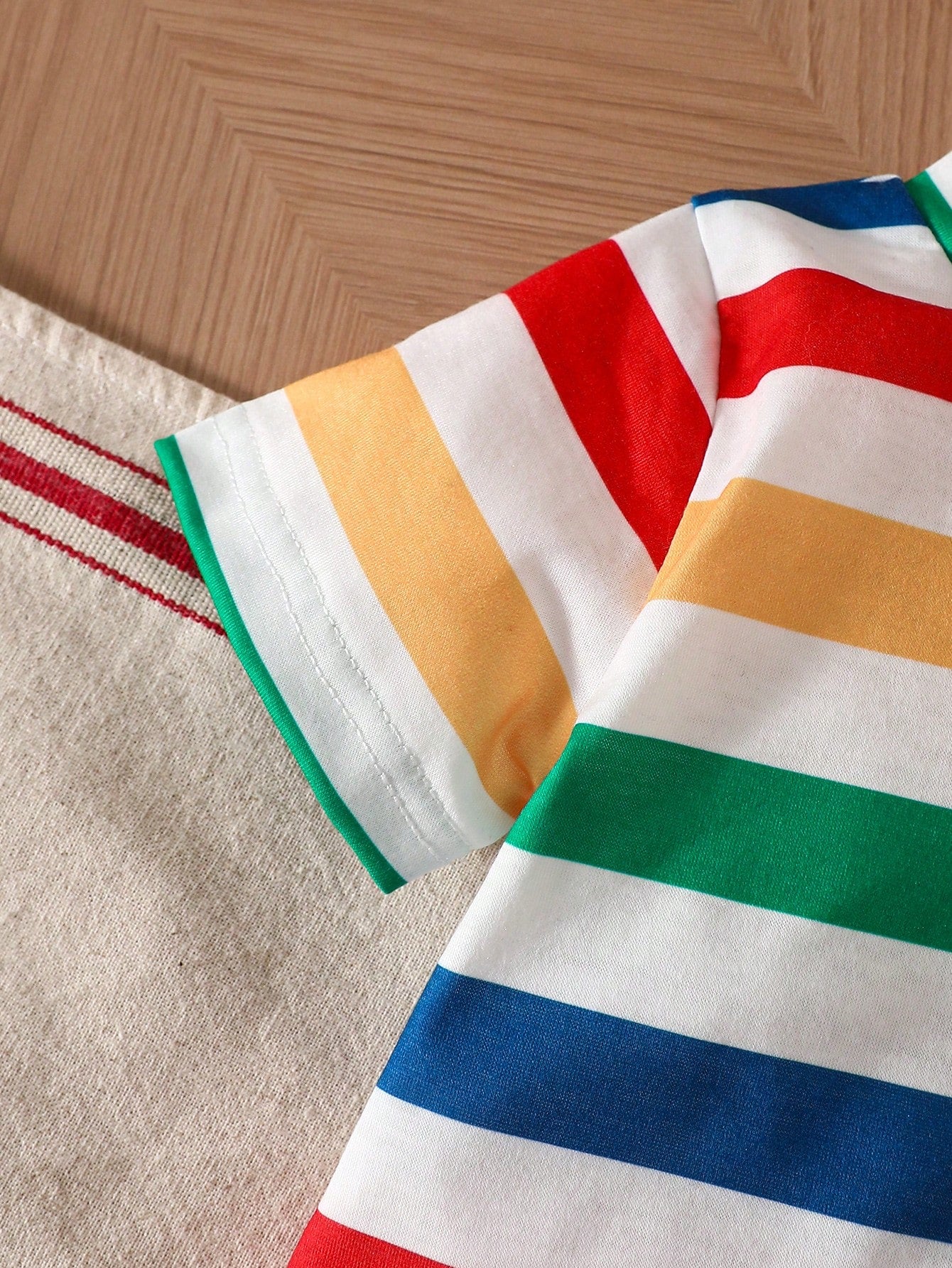 Prenda multicolor camiseta para bebe detalle de rayas