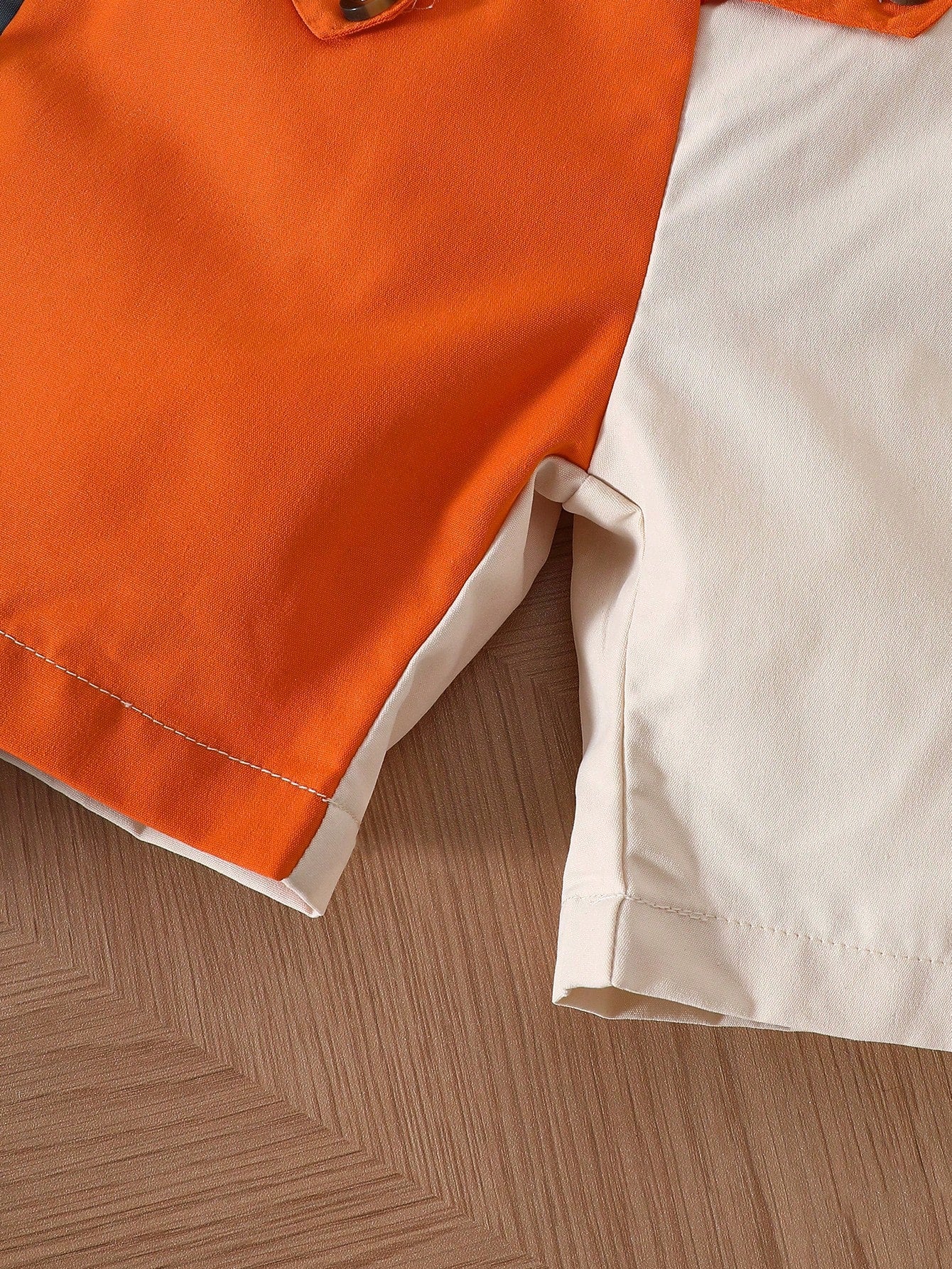 Prenda naranja conjunto para bebe detalle de peto dinosaurio