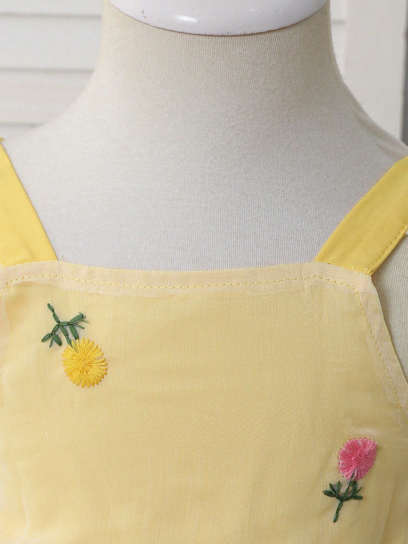 Prenda amarilla vestido para bebe con detalle de escote cuadrado bordado
