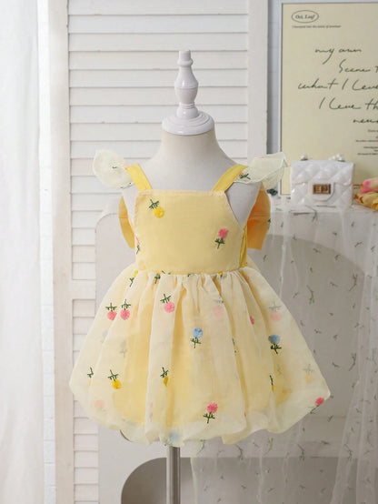 Prenda amarilla vestido para bebe con bordado floral vista frontal