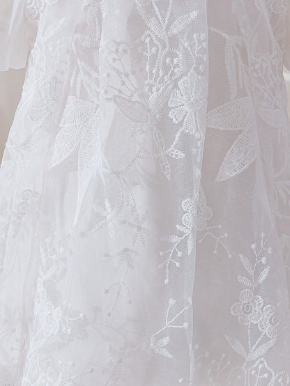 Prenda blanca vestido para bebe, detalle del encaje floral y acabado de la tela