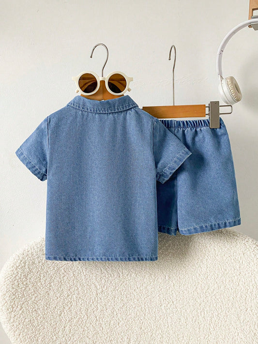 Prenda azul conjunto denim para bebe con camisa y short vista trasera