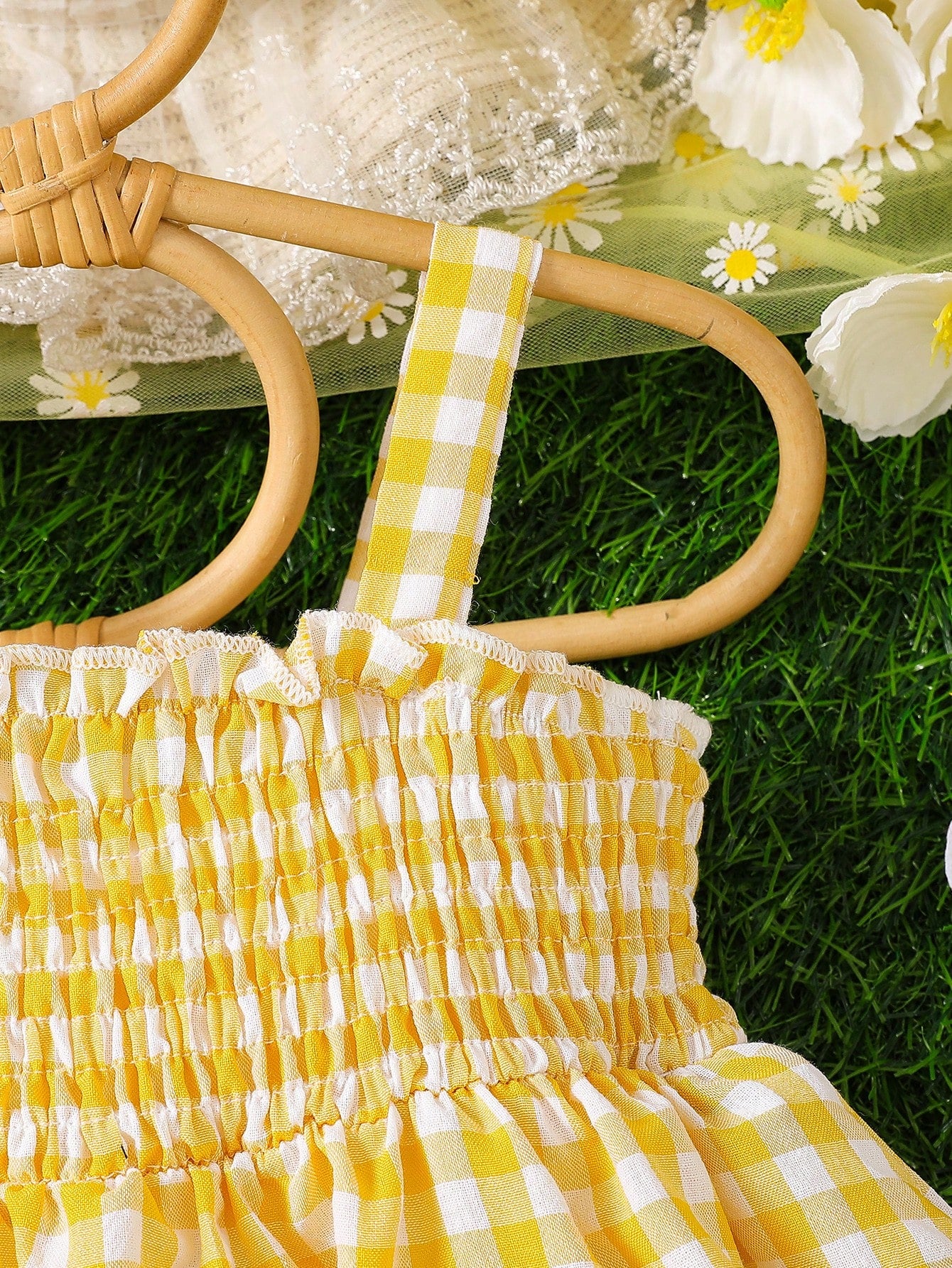 Prenda amarilla vestido para bebe detalle de tirante y fruncido