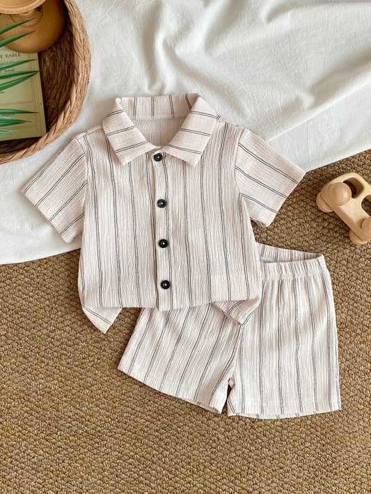 Conjunto albaricoque a rayas para bebé con camisa de manga corta y shorts a juego, vista frontal