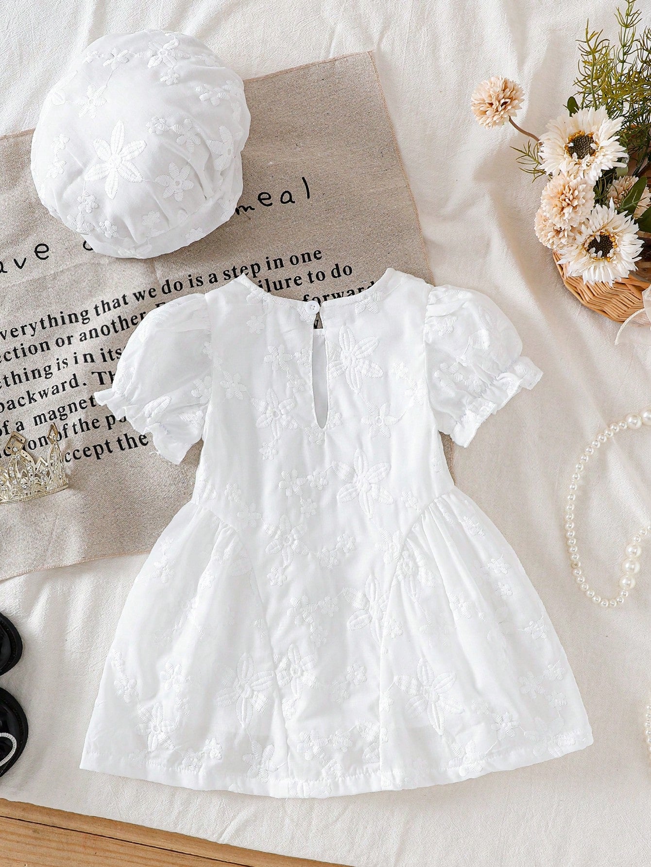 Prenda blanca vestido para bebe con boina bordada vista trasera
