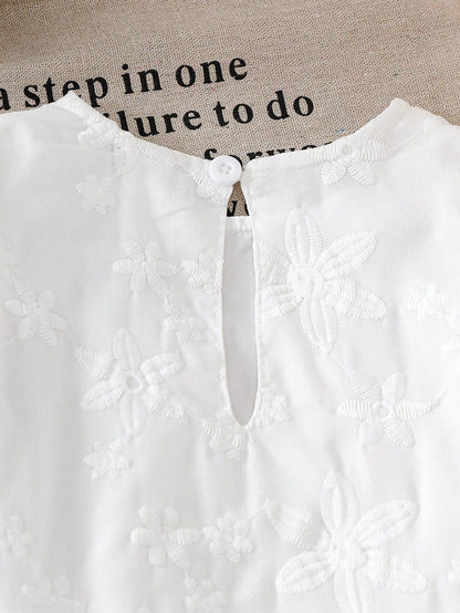 Prenda blanca vestido para bebe detalle de botón trasero
