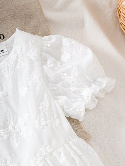 Prenda blanca vestido para bebe detalle de manga farol bordada