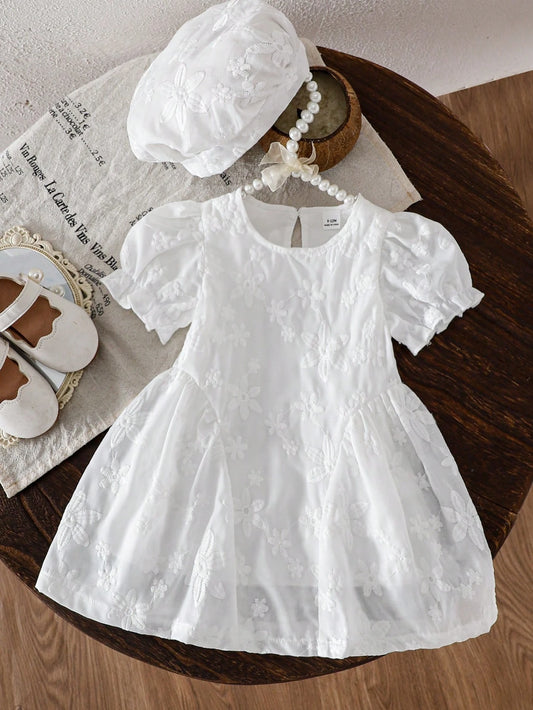 Prenda blanca vestido para bebe con boina bordada vista frontal
