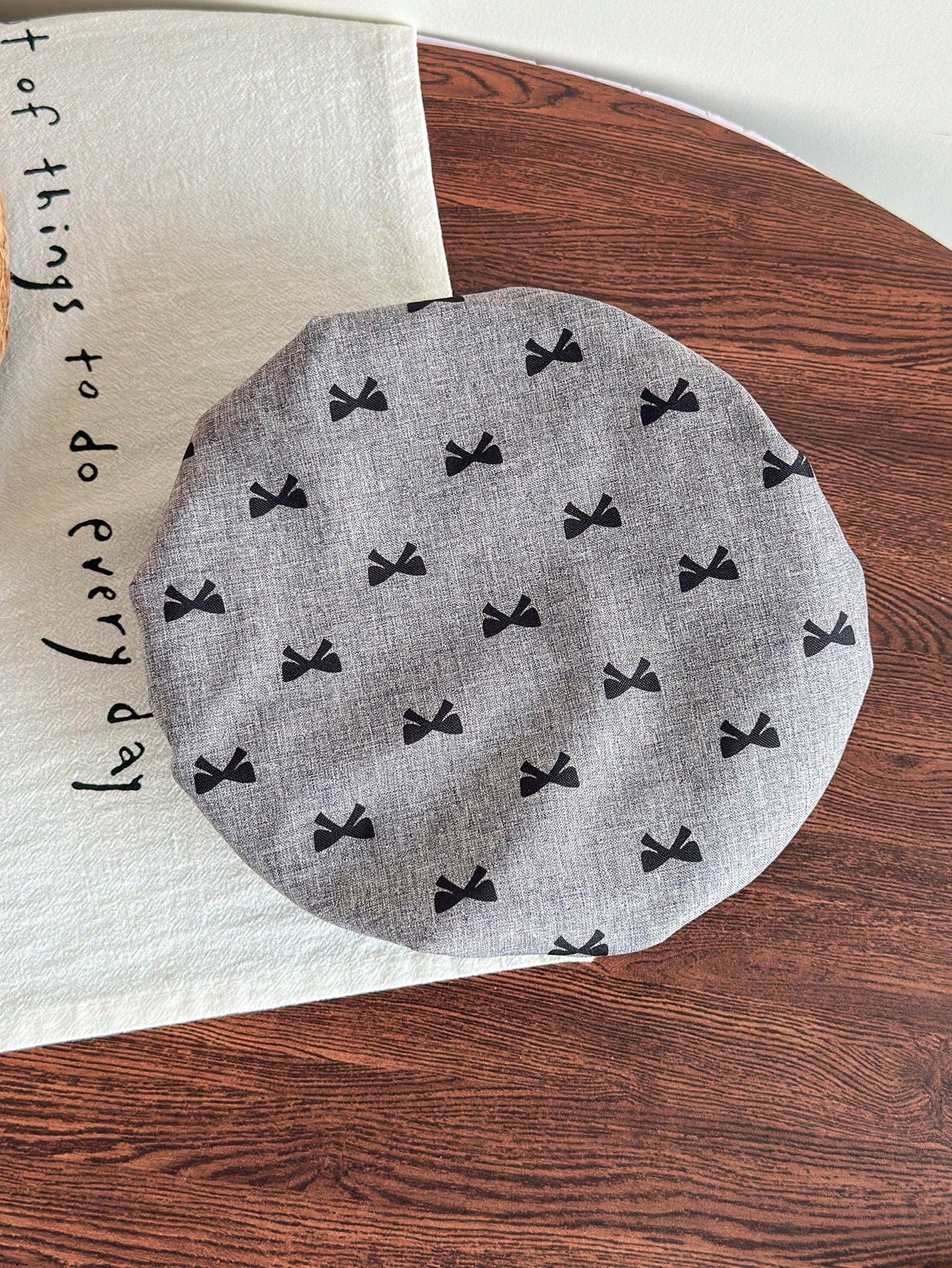 Prenda gris boina para bebe con estampado de lazos negros
