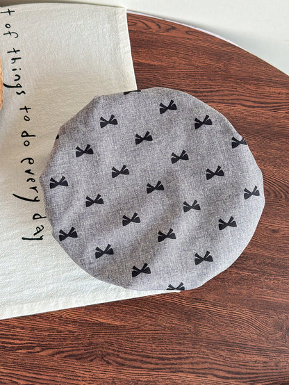 Prenda gris boina para bebe con estampado de lazos negros