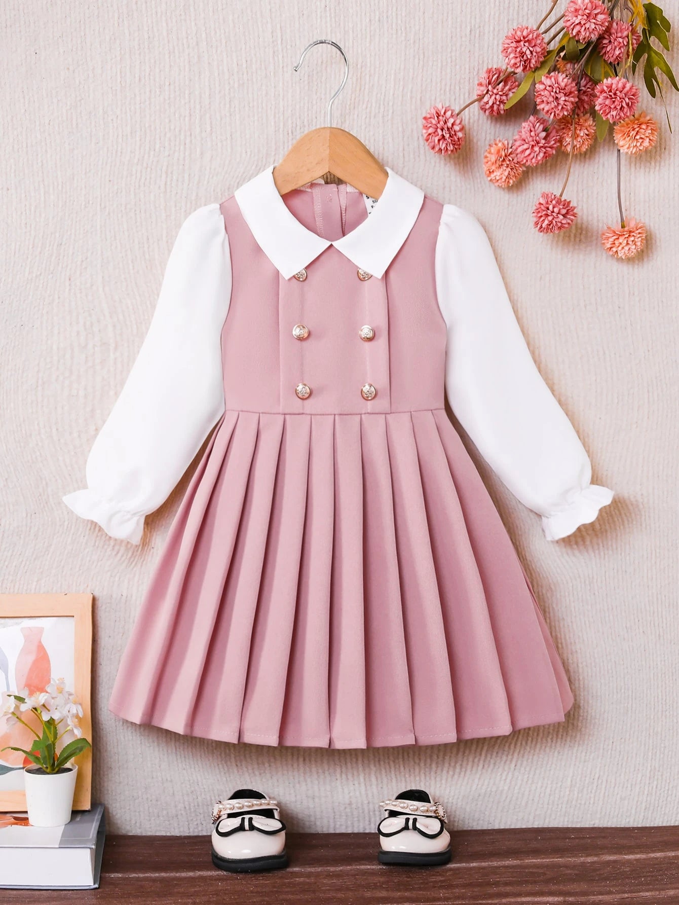 Prenda rosa vestido para bebe con cuello blanco y botones dorados vista frontal